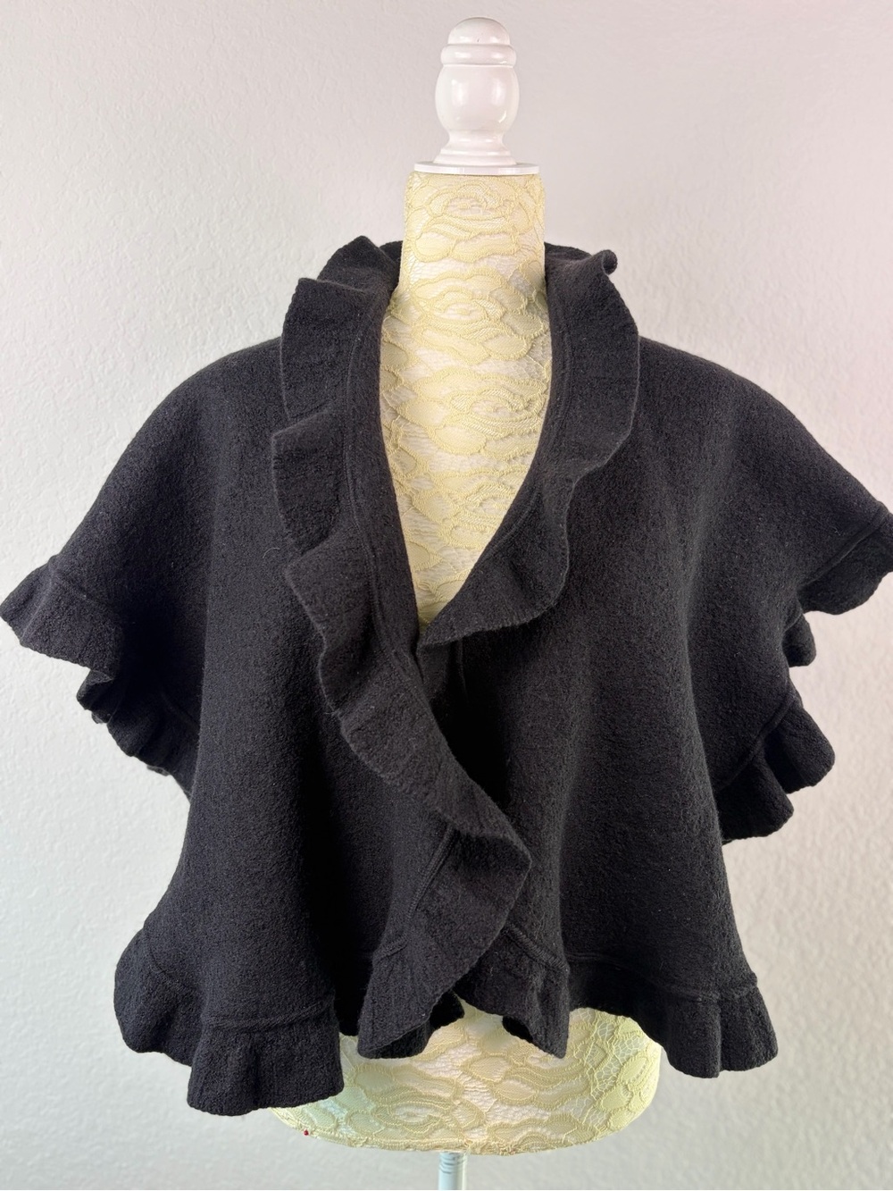 Vintage Nordstrom 100% Merino Wool Ruffle Capelet Shawl Wrap Black OS Rare